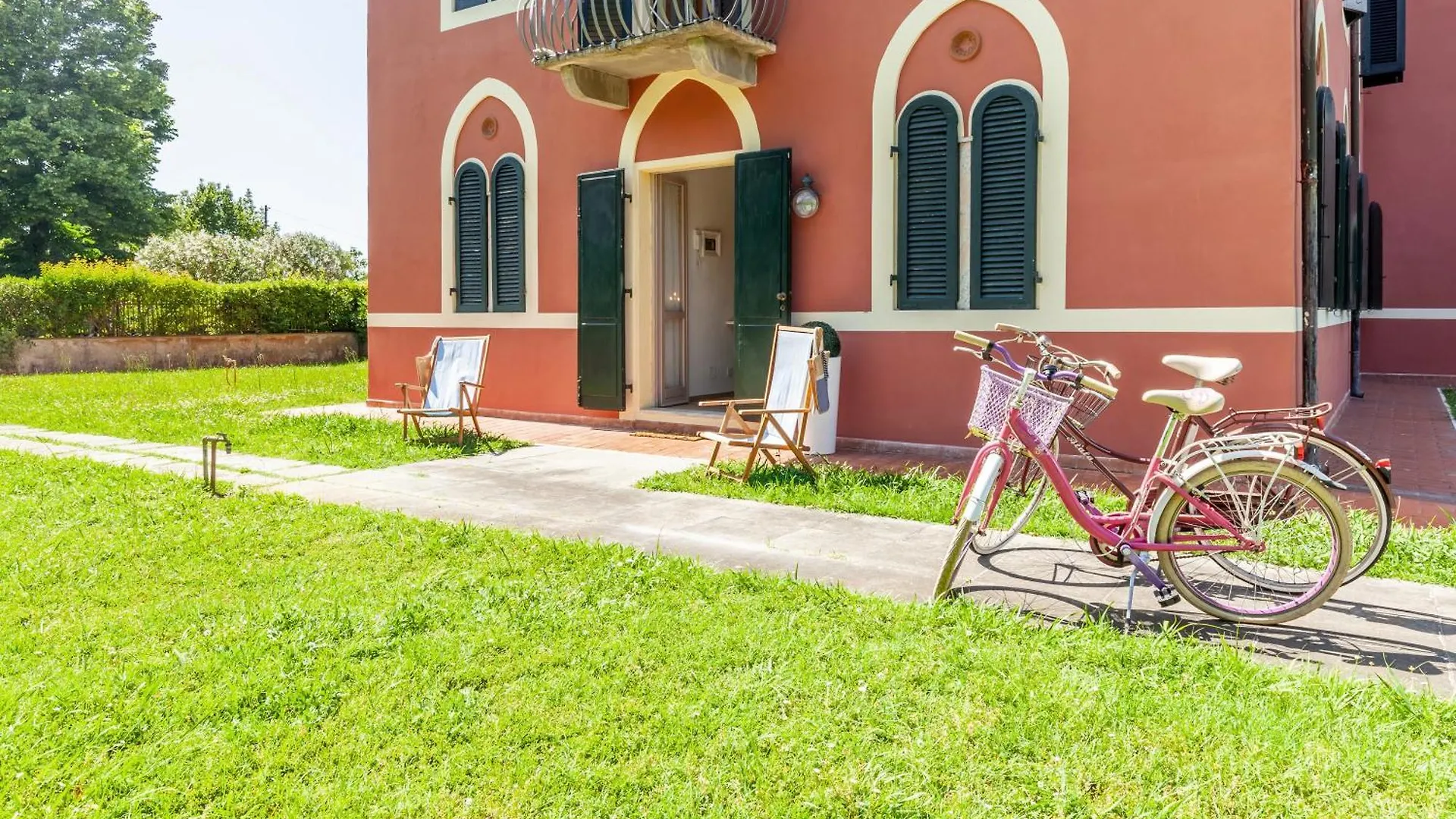 La Casa Rossa Versilia contacts
